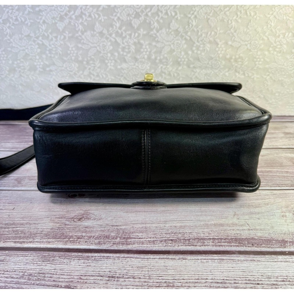 Vintage COACH Willis Black Leather Crossbody Handbag – Classic Turnlock Style - Picture 8 of 17